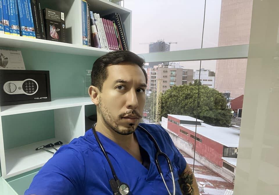 Ricky fisioterapeuta atendiendo paciente